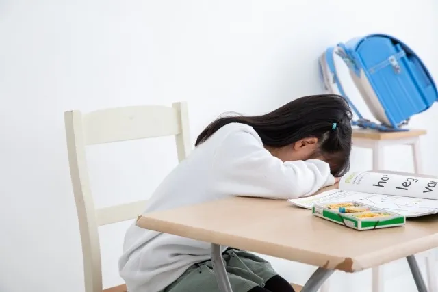 子どもの頃の心理的虐待は「感情の扱い方」に影響する?研究から考える大人になってからの生きづらさ