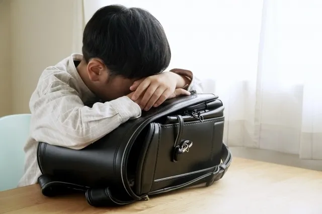 感情をうまく扱えないのは、子供の頃に否定され続けたから？