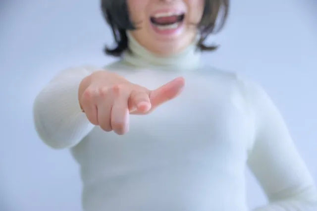 毒親に育てられると不安や抑うつが強くなる?「親の心理的コントロール」の影響とは